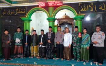 Babinsa Duwet Krajan bersama warga dalam kegiatan Safari Ramadhan