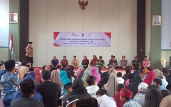Anggota TNI dari Koramil Wonosari memberikan bantuan kepada anak yatim piatu dalam kegiatan bakti sosial.