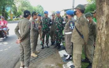 Anggota Provost Kodim Bersma Satpol PP Tertibkan PKL Pinggir Jalan Raya