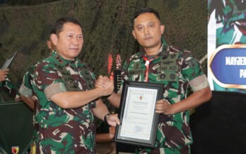 Letkol Inf Yuda Sancoyo mendapat penghargaan dari Pangdam V/Brw