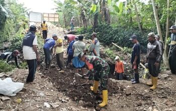 Babinsa Serda Deny Kerja Bakti bersama warga pembuatan gorong-gorong