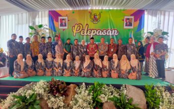 Danramil 0818/23 Jabung hadiri kegiatan wisuda SMPN 02 Jabung