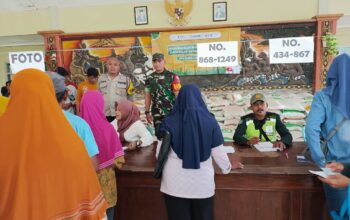 Serda Dwi bersama Bhabinkamtibmas dampingi penyaluran BLT-DD di desa Kedungsalam