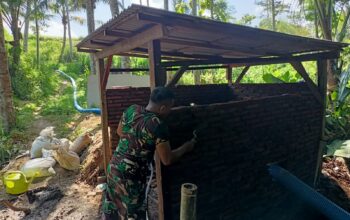 Babinsa Koramil 0818/12 Bantur Bantu Kelompok Tani Gentengan Mulyo dalam Pembangunan Rumah Pompa Air