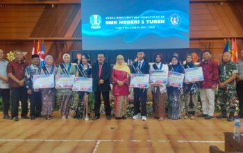 danramil turen hadiri acara wisuda SMKN 1 Turen