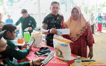 Babinsa Majangtengah Membantu Penyaluran Bantuan Beras untuk 932 KPM di Dampit