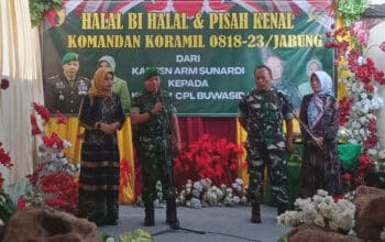 Serah terima jabatan Danramil 0818/23 Jabung dari Kapten Arm Sunardi (kiri) kepada Kapten Cpl Buwasid (kanan) didampingi istri masing-masing