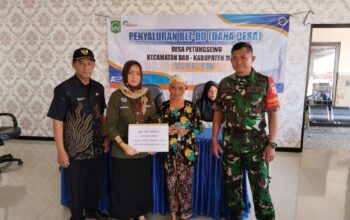 Babinsa Koramil 0818/29 Dau Dampingi Penyaluran BLT DD di Petungsewu