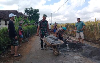 Babinsa Senggreng gotong royong tingkatkan kualitas lingkungan