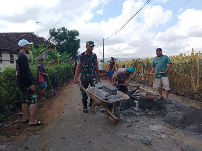 Babinsa Senggreng gotong royong tingkatkan kualitas lingkungan