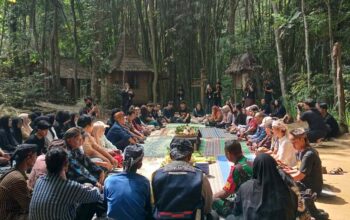 Babinsa Ngawonggo berinteraksi dengan warga di acara Nguri-nguri Budaya Ngawonggo