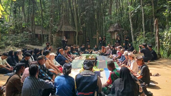 Babinsa Ngawonggo berinteraksi dengan warga di acara Nguri-nguri Budaya Ngawonggo