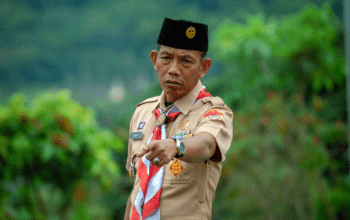 Danramil 0818/02 Batu, Kapten Arh Jumawi, memberikan pengarahan kepada para santri di Super Camp Ma'had Al Izzah.