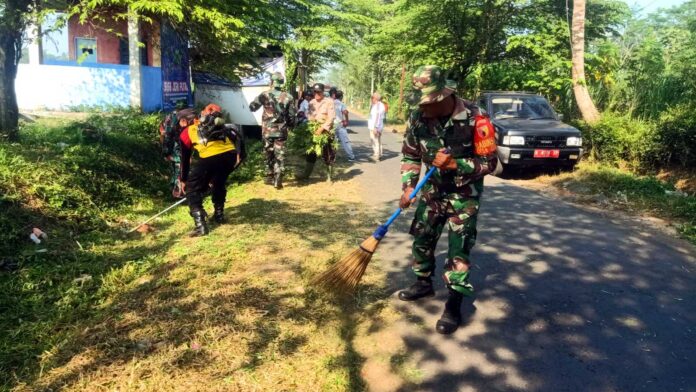 kerja bakti koramil turen bersama masyarakat Desa Jeru Turen Kab. Malang