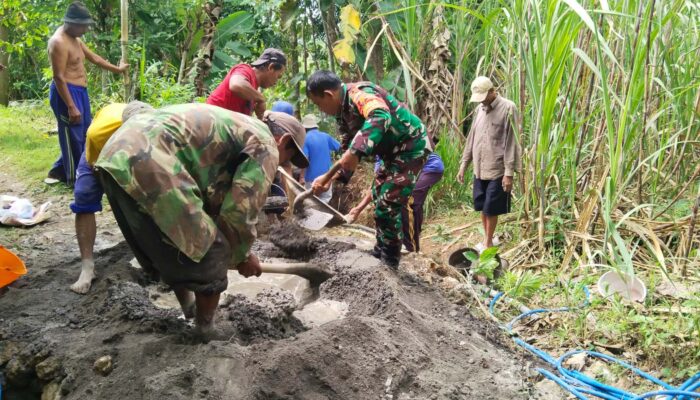 Semangat gotong royong TNI dan warga Dusun Durmo membangun jalan setapak yang lebih baik