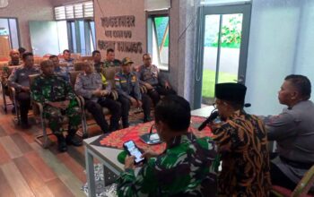 Anggota Koramil 0818/33 Bumiaji bersama perwakilan instansi lain dalam Rakor Kamtibmas di Kecamatan Bumiaji.