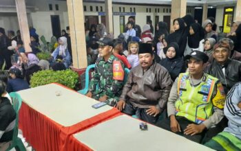 Babinsa dan Bhabinkamtibmas berjaga di acara bersih desa Putukrejo