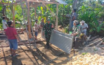 Babinsa Batur bantu warga perbaiki rumah