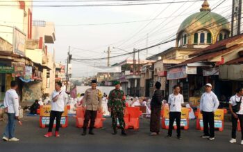 Babinsa Genengan bersama aparat keamanan lainnya berjaga di sekitar Masjid Ashodiqin saat sholat Idul Adha.
