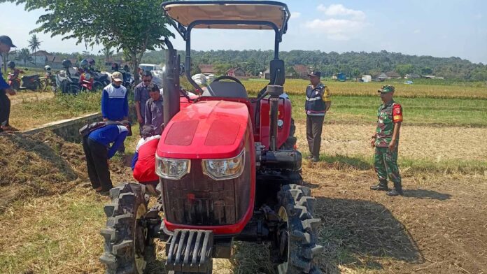 Babinsa Ngawonggo dampingi petani saat praktik penggunaan traktor rotari Maxxi di lahan pertanian Tajinan.