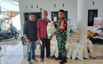 Babinsa Pandanglandung dampingi kegiatan bansos