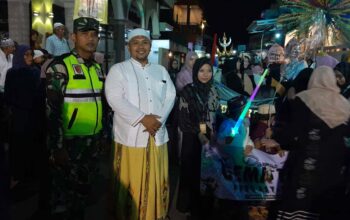 Babinsa Tumpang berpatroli mengamankan Pawai Ta'aruf Takbir Keliling di Tumpang, Malang.