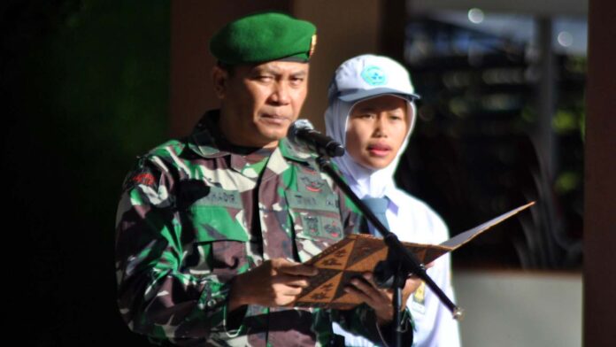 Batuud Koramil 0818/33 Bumiaji, Pelda Abd Kadir, memimpin Upacara Bendera di halaman Kantor Kecamatan Bumiaji, Kota Batu.