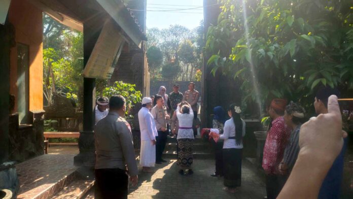 Batuud Koramil 0818/07 Pakisaji, Peltu Tomy Umbarsono, bersama Wakapolres Malang, Kompol Imam Mustolih, dan tokoh masyarakat lainnya dalam acara Jumat Berkah di Pura Kahyangan Kendalisodo.