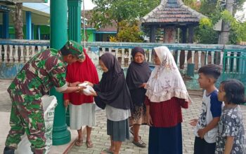 Anggota Koramil Kabupaten Malang membagikan paket daging kurban kepada warga kurang mampu