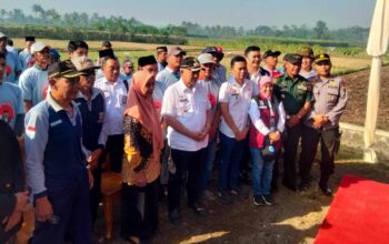 Danramil Pagelaran bersama Bupati Malang dan Forkopimda saat meninjau normalisasi saluran irigasi di Desa Kademangan.