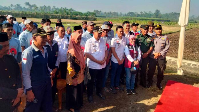 Danramil Pagelaran bersama Bupati Malang dan Forkopimda saat meninjau normalisasi saluran irigasi di Desa Kademangan.