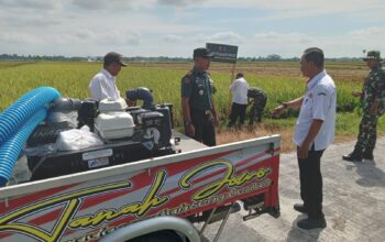 Lettu Inf Sopi'i serahkan pompa air