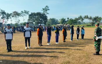 "Babinsa Turen dari Koramil 14 sedang memberikan arahan kepada siswa selama kegiatan MPLS di SMK Widya Dharma."