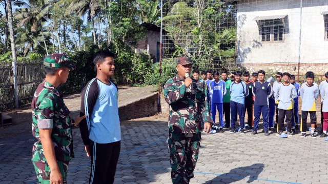 Ratusan siswa SMK berlatih LBB bersama Babinsa Argotirto