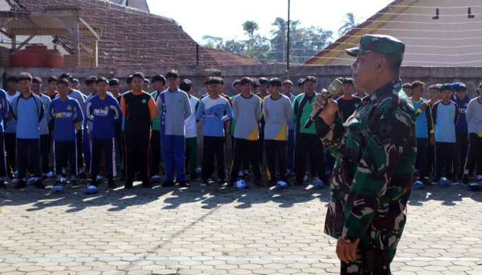 Babinsa Argotirto melatih baris-berbaris siswa SMK PGRI Malang