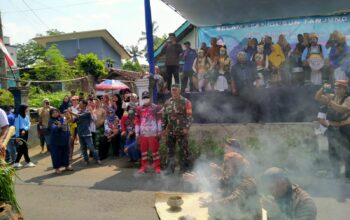 Senyum Babinsa di tengah-tengah warga dalam acara Kirab Budaya Grebek Suro di Dusun Tanjung Desa Banjararum