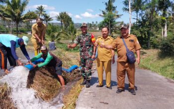 Para petani Desa Clumprit menerima bantuan Pompa Air Kubota 6 Inc dalam kegiatan yang didukung oleh Babinsa Clumprit dan pemerintah desa
