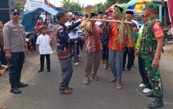 Babinsa Karangrejo Sertu Agus at Sedekah Bumi Event in Dusun Krantil, Kromengan