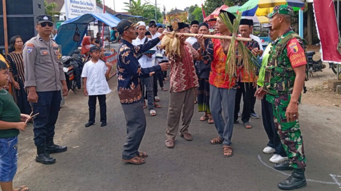 Babinsa Karangrejo Sertu Agus at Sedekah Bumi Event in Dusun Krantil, Kromengan