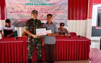 Babinsa Kaumrejo membantu penyaluran BLT DD kepada warga