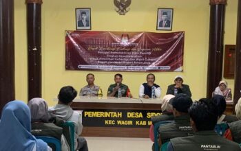 "Babinsa Sidorahayu bersama peserta rapat koordinasi dan evaluasi PPDP Pilkada 2024 di Balai Desa Sidorahayu"