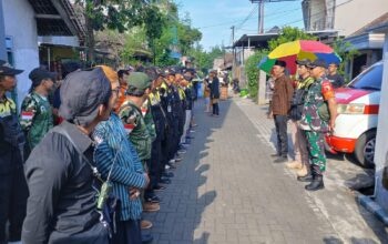 Babinsa Sitirejo, Koptu Faozan Hakim, hadir dalam "Kirab Encek Sitinggil" di Dusun Lemah Duwur, menunjukkan komitmen TNI AD terhadap kebersamaan dan kemajuan masyarakat.