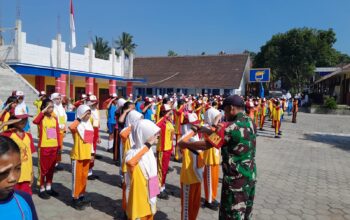 Babinsa Sukodadi sedang memberikan instruksi pada siswa SMPN 2 Wagir dalam pelatihan baris berbaris.