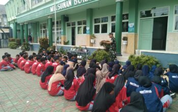Siswa-siswi MTs SUNAN BONANG sedang mengikuti Latihan Baris Berbaris dipandu oleh Babinsa Ngabab
