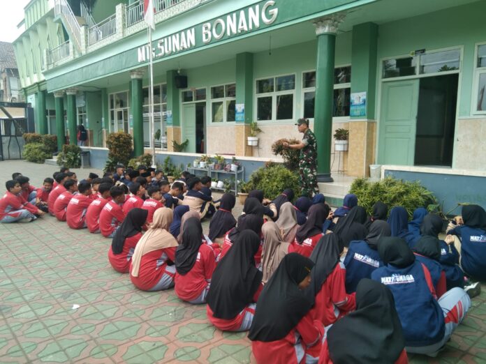 Siswa-siswi MTs SUNAN BONANG sedang mengikuti Latihan Baris Berbaris dipandu oleh Babinsa Ngabab