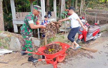 Babinsa Pandanrejo Bumiaji membersihkan sumber air di Dusun Dadapan.