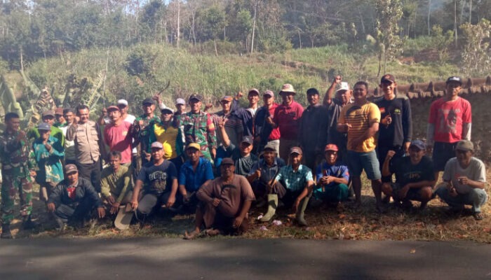 Babinsa Dampit foto bersama dengan warga Desa Polaman Dampit