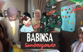 Babinsa Sumbergondo, Serda Gunawan, membantu kegiatan Posyandu Balita di Desa Sumbergondo, Kecamatan Bumiaji, Kota Batu