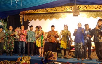 Pagelaran wayang kulit dalam rangka Bersih Desa Sananrejo 2024 di Balai Desa Sananrejo, Turen, Malang