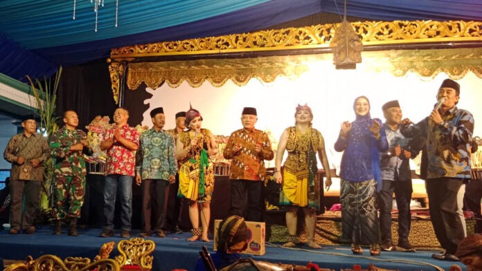 Pagelaran wayang kulit dalam rangka Bersih Desa Sananrejo 2024 di Balai Desa Sananrejo, Turen, Malang